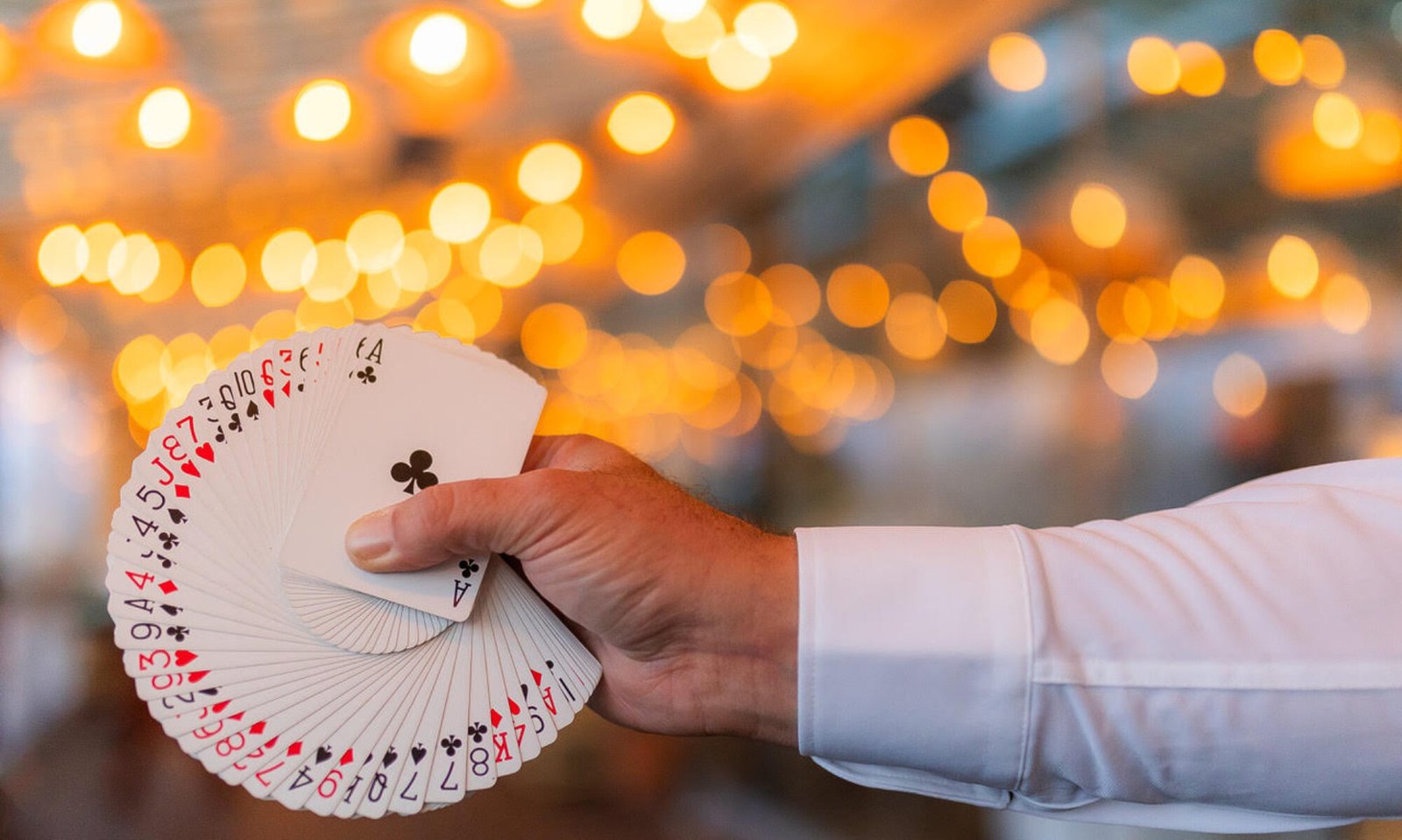image de stephane le magicien avec un éventail de cartes
