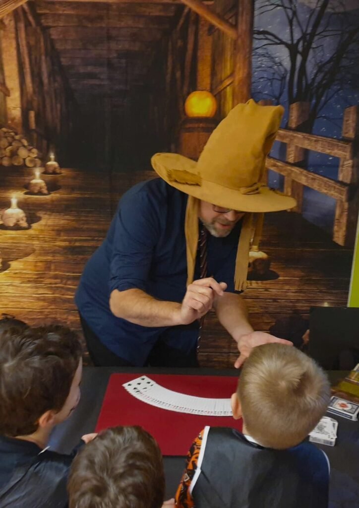 Mise en situation de stephane le magicien en spectacle pour les enfants