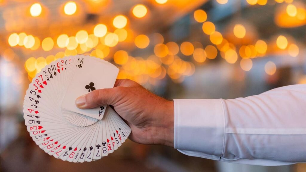 Tour de magie avec des cartes en éventail, en gros plan