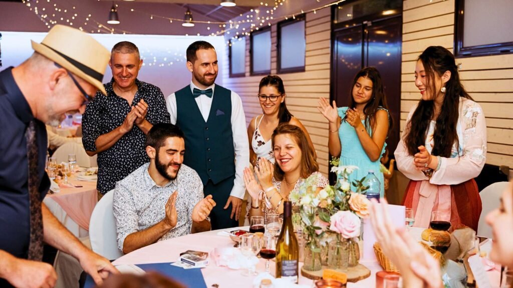Stéphane Le Magicien entouré d'invités lors d'une soirée
