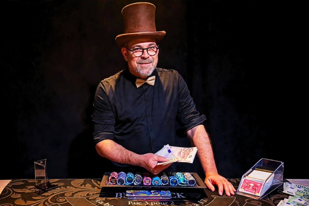 Stéphane le Magicien en croupier à sa table de blackjack, animation casino