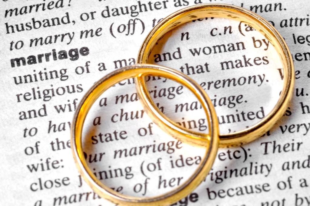 Alliances de mariage posées sur un dictionnaire, magicien pour mariage à Lyon
